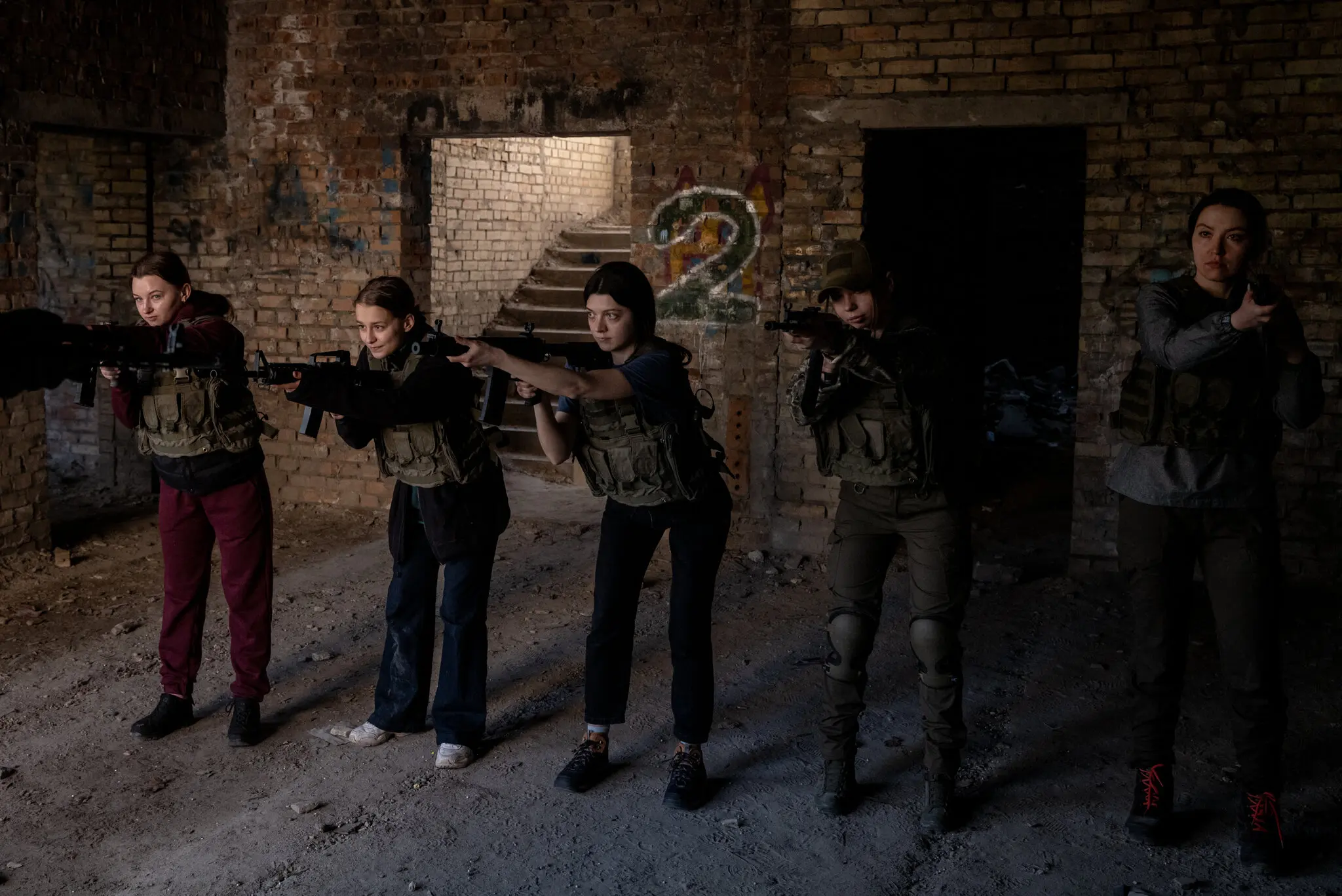 Жінки, які беруть участь у навчанні зі зброї в Києві.